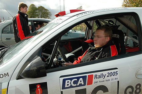 Martin Johansen (i bilen) venter på klartegn fra co-driver Karsten Isaksen inden midtvejspausen i BCA Rally 2005